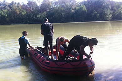 Los buzos se preparan para rastrear el Guadalquivir. | Madero Cubero
