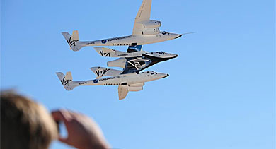 La nave SpaceShipTwo, durante la inauguración del aeropuerto de Virgin. | AFP