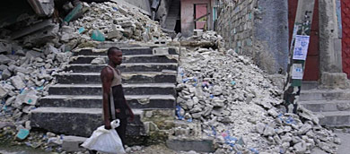 Un hombre camina por Puerto Príncipe afectada por el seísmo. | Y. J.