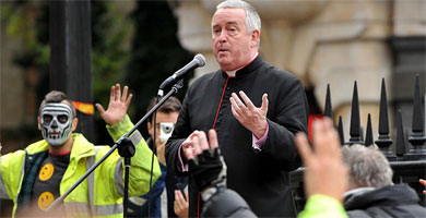 El deán de la catedral de San Pablo habla a los 'indignados'.| Afp