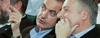 El presidente del Gobierno, con José Blanco. | Efe