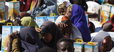 Desplazados somalíes en un centro de distribución de alimentos. | Efe