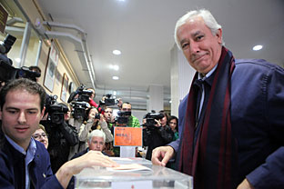 Javier Arenas, depositando su voto. | Jesús Morón