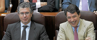 Granados e Ignacio González, en la Asamblea. (Efe)
