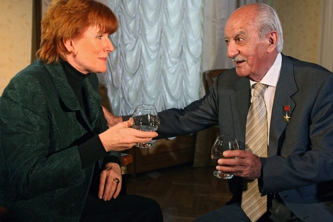 El legendario espía se reunió en Moscú en 2007 con Celia Sandys, nieta de Churchill. | Efe El legendario espía se reunió en Moscú en 2007 con Celia Sandys, nieta de Churchill. | Efe