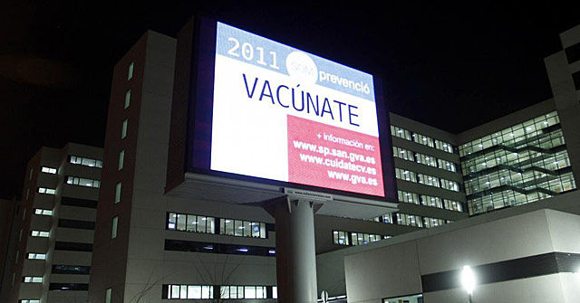 La pantalla gigante ubicada en el acceso principal del hospital La Fe de Valencia. | José Cuéllar