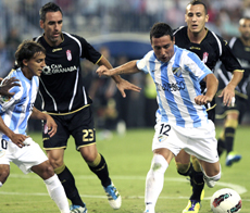 Cazorla frente al Granada. | ELMUNDO.es
