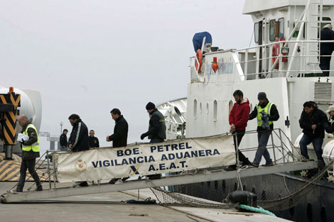 La operación se ha saldado con cinco tripulantes detenidos. | R. González