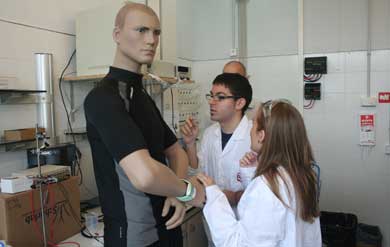 Cient�ficos de la URV inyectan sudor artificial en el tejido.