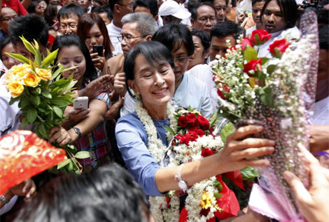 Aung San Suu Kyi, recibida con flores a su paso por Rangn el pasado 8 de mayo.