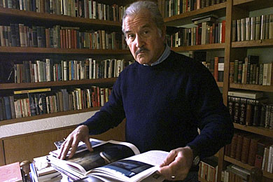 Carlos Fuentes, en su casa de San Ger�nimo en 2001. | Reuters