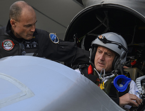 Bertrand Piccard (izda.) y el piloto Andre Borschberg. | Afp