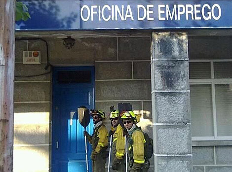 Trabajadores de las BRIF de Galicia, ante una oficina de empleo. | M. S.