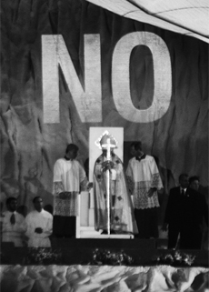 No proyectado sobre el Papa, 2011© Julius von Bismarck, Santiago Sierra, VEGAP No proyectado sobre el Papa, 2011© Julius von Bismarck, Santiago Sierra, VEGAP