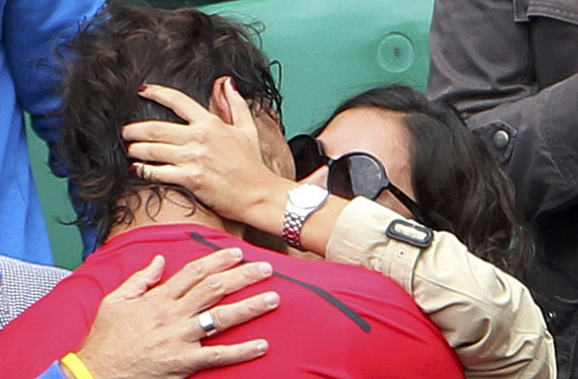 Rafa Nadal y Xisca Perelló se besan tras la victoria en Roland Garros. | Reuters