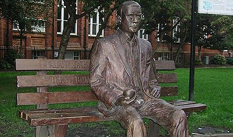 Estatua en recuerdo de Turing en Sackville Park, Manchester