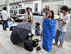 Espera ante una tienda Apple en Tokio.