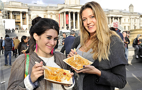 Dos jóvenes se alimentan de comida en buen estado desechada. | Feeding the 5.000 Dos jóvenes se alimentan de comida en buen estado desechada. | Feeding the 5.000
