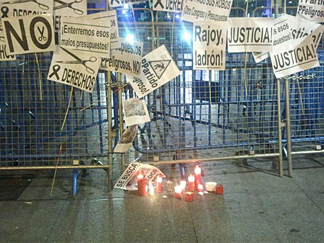 Velas y carteles como culminación de la 'marcha fúnebre' en la valla policial. | N. M. G. Velas y carteles como culminación de la 'marcha fúnebre' en la valla policial. | N. M. G.