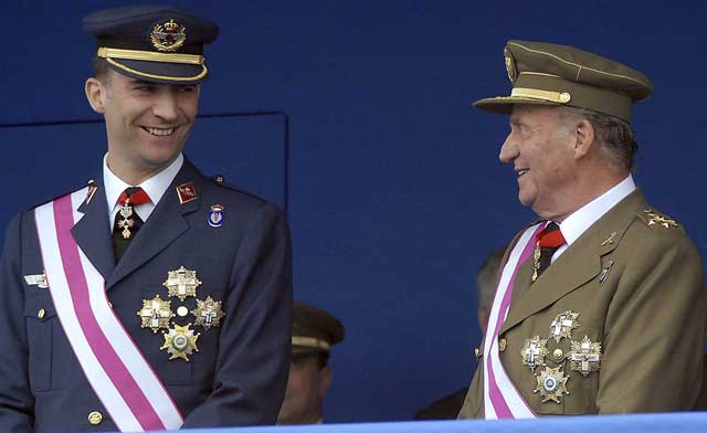 El Príncipe Felipe y el Rey Juan Carlos I, durante el desfile del Día de las Fuerzas Armadas en 2007. | Efe