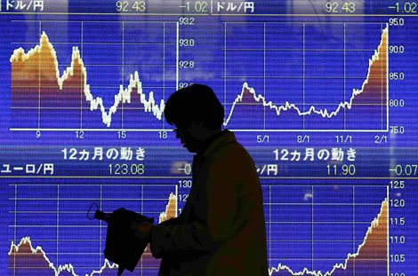 Pantalla en Tokio con los cambios entre el dólar y yen. | Reuters