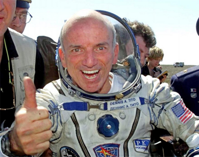 Dennis Tito en 2001, tras aterrizar de su viaje espacial en 2001. | AP