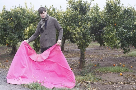 En invierno compagina sus entrenamientos con la recolección de naranjas. | E. Torres