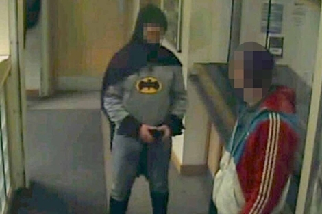 El hombre disfrazado de 'Batman' junto al presunto delincuente que entregó en comisaría. | Efe