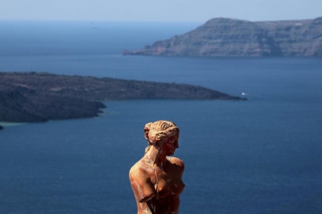 Réplica de Afrodita, en la caldera del antiguo volcán de Santorini.| Yannis Behrakis