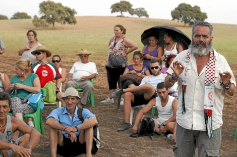 Sánchez Gordillo, durante una asamblea en la finca 'Las Turquillas' en julio de 2012. | J. B. Sánchez Gordillo, durante una asamblea en la finca 'Las Turquillas' en julio de 2012. | J. B.