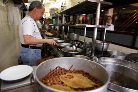 Un cocinero chino prepara sopa de aleta de tiburón en un restaurante de Bangkok (Tailandia). | Efe