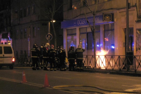 Varios bomberos tratan de apagar el fuego en la calle General Ricardos.