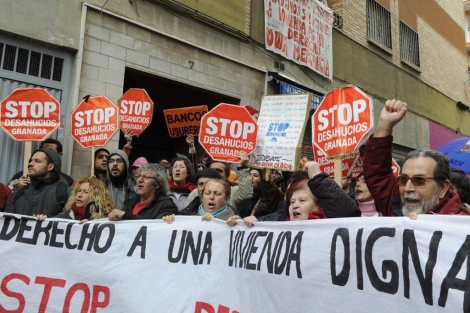 Manifestación contra los desahucios en Granada. | Efe