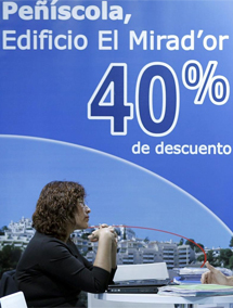 Un expositor en el BMP 2012 publicita una promoción rebajada un 40%. | Efe