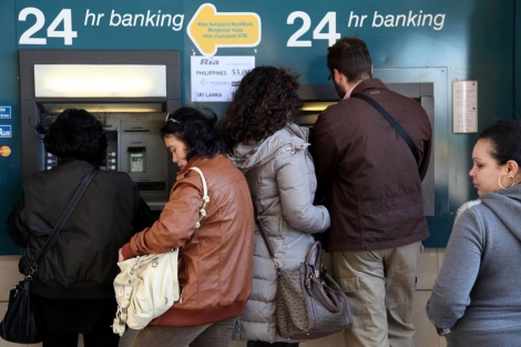 Chipriotas intentan retirar dinero en Nicosia tras el 'corralito' del Eurogrupo. | Afp