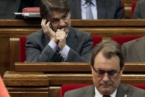 Oriol Pujol, junto a Artur Mas, en una sesión del Parlament. | Antonio Moreno