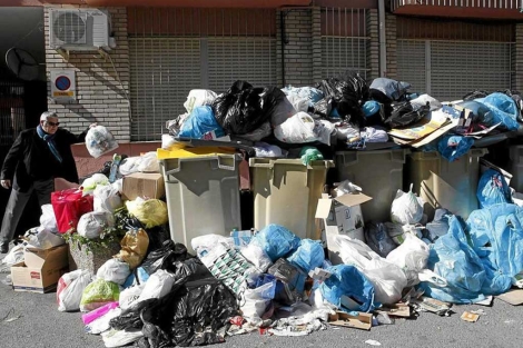 Basura sobre los contenedores en Sevilla durante la huelga de recogida. | E. Lobato
