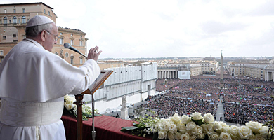 El Papa en el 'urbi et orbi' en San Pedro. | Efe