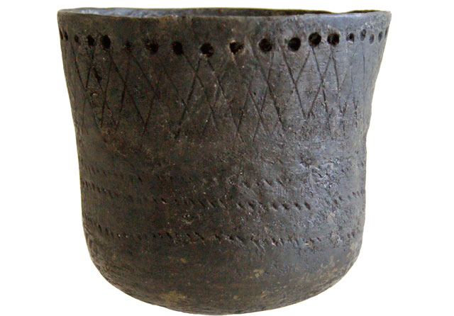 Recipiente de cerámica de hace 15.000 años hallado en Japón. | Nature