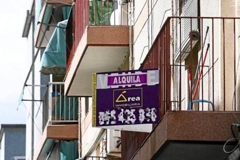 Cartel de 'Se alquila' en el balcón de un piso de Alicante. | Ernesto Caparrós