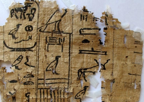 Fragmento de uno de los papiros de la época de Keops encontrados. | Efe