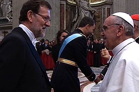 Saludo entre Rajoy y el Papa Francisco en la misa de inicio del Pontificado.