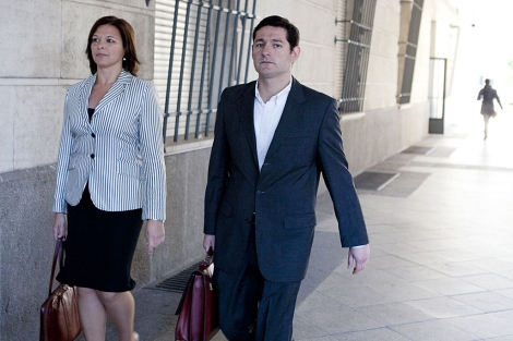 Miguel López Adán llega al juzgado junto a su abogada. | Conchitina