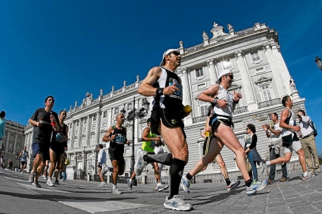 Un grupo de corredores junto al Palacio Real, durante el maratón de Madrid 2011. | Efe