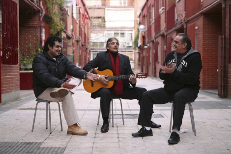 'Junior', Julio y Emilio González en una foto de archivo en la zona donde crecieron en Madrid. | ELMUNDO.es