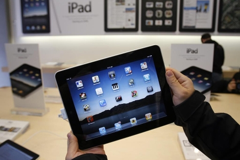 Un usuario sostiene un iPad. | Ap
