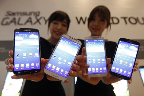Dos modelos posan con el S4, próximo 'smartphone' de Samsung. | Reuters
