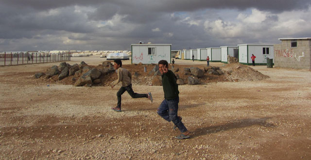 Niños corriendo en el campamento de refugiados sirios de Zaatari, en la frontera jordano-siria. | Rosa Meneses MÁS IMÁGENES