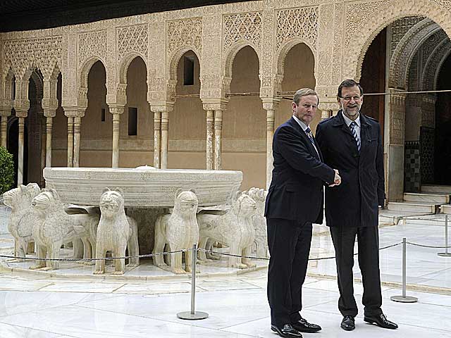 Rajoy y Kenny posan en el Patio de los Leones. | Miguel Ángel Molina / Efe