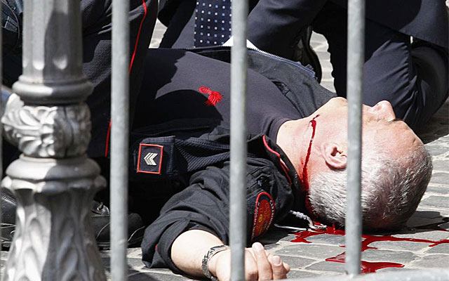 Uno de los agentes heridos.| Reuters